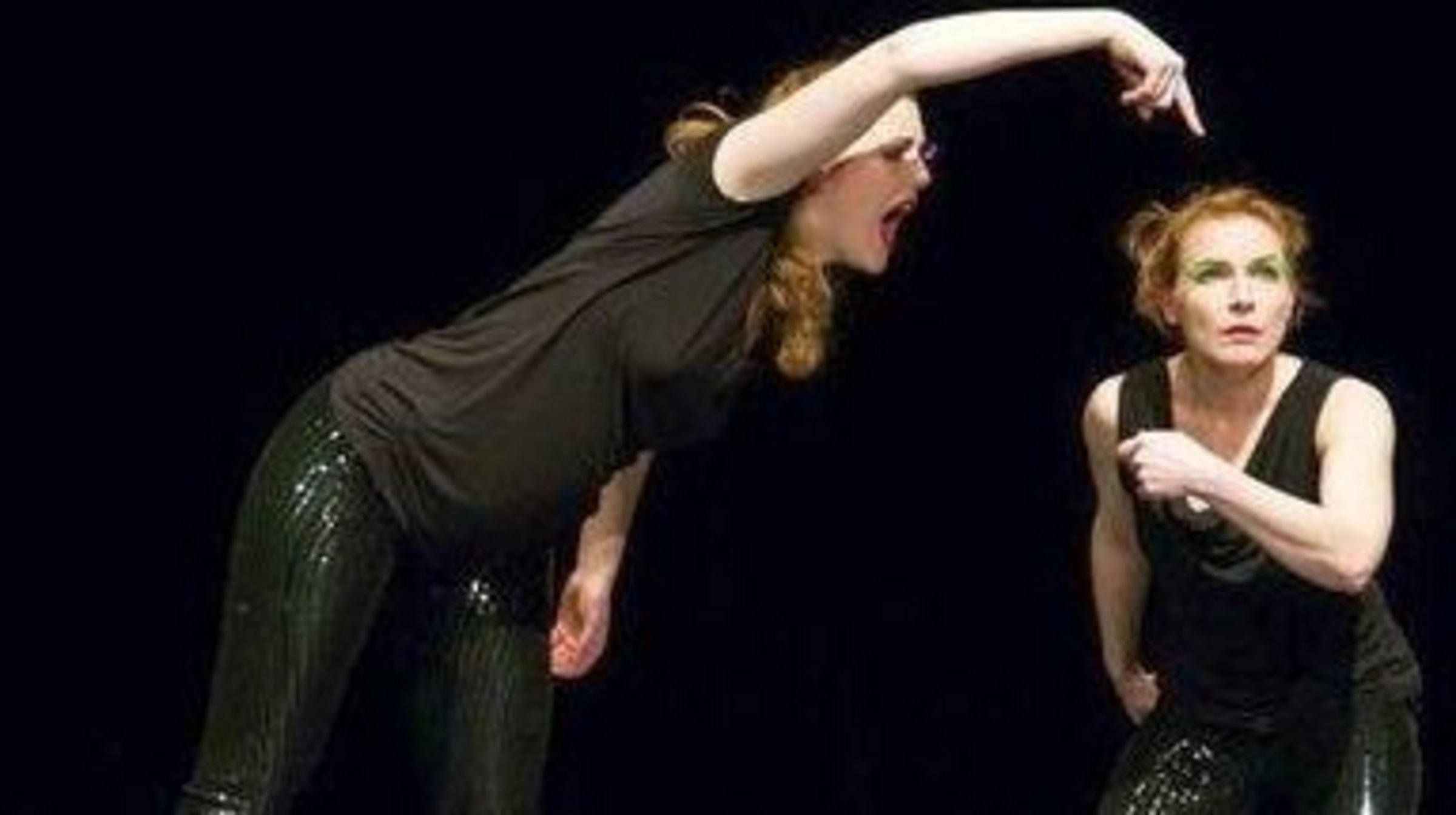 Zwei Frauen bei der Aufführung von All you can dance. Foto von A. Taake