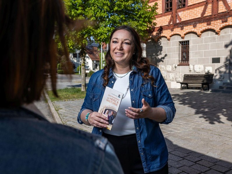 Eine Gästeführerin steht vor dem Museum in Ehingen