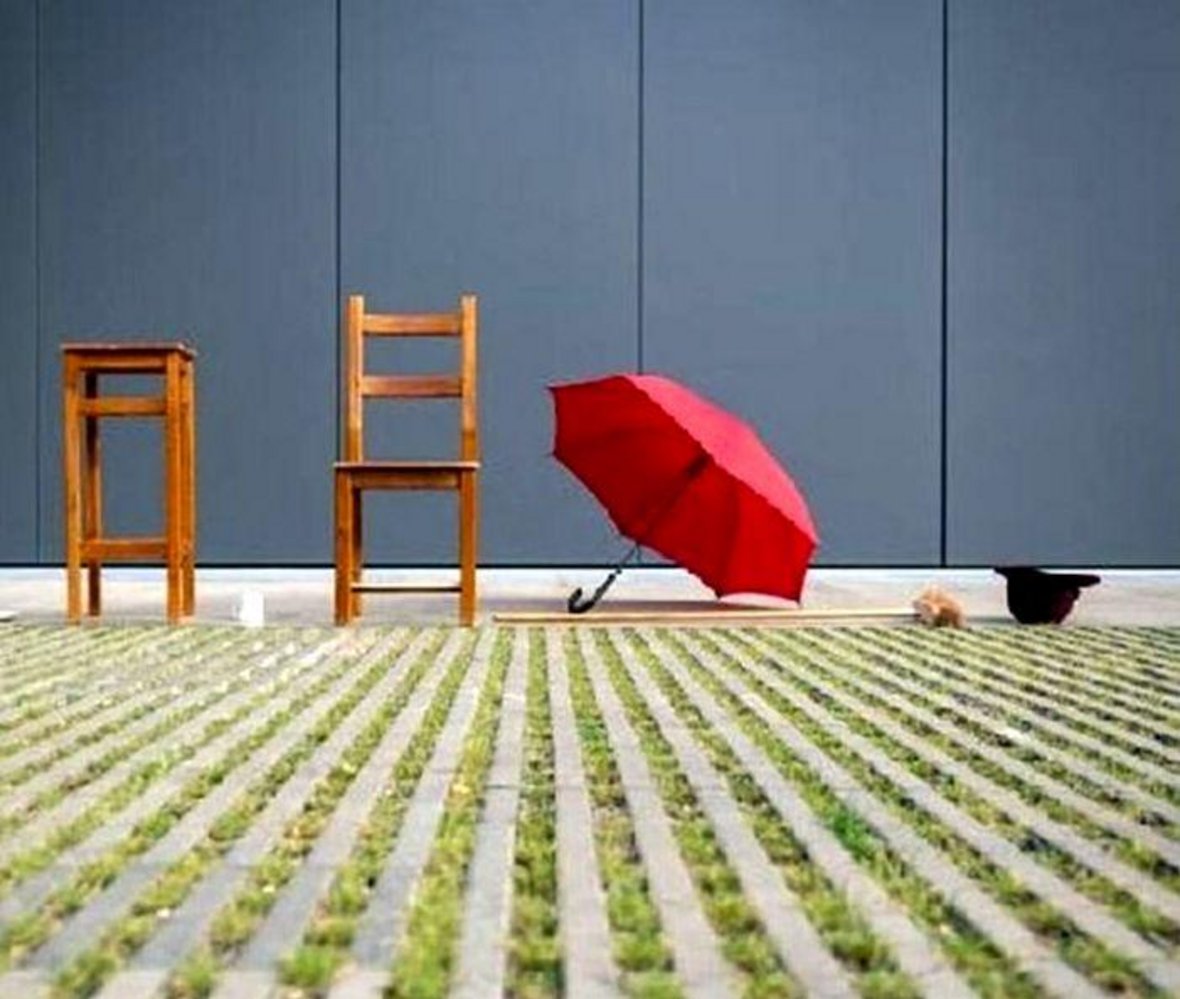 Verschiedene Dinge Tisch, Tasse, Stuhl, Regenschirm, Besen und ein Hut