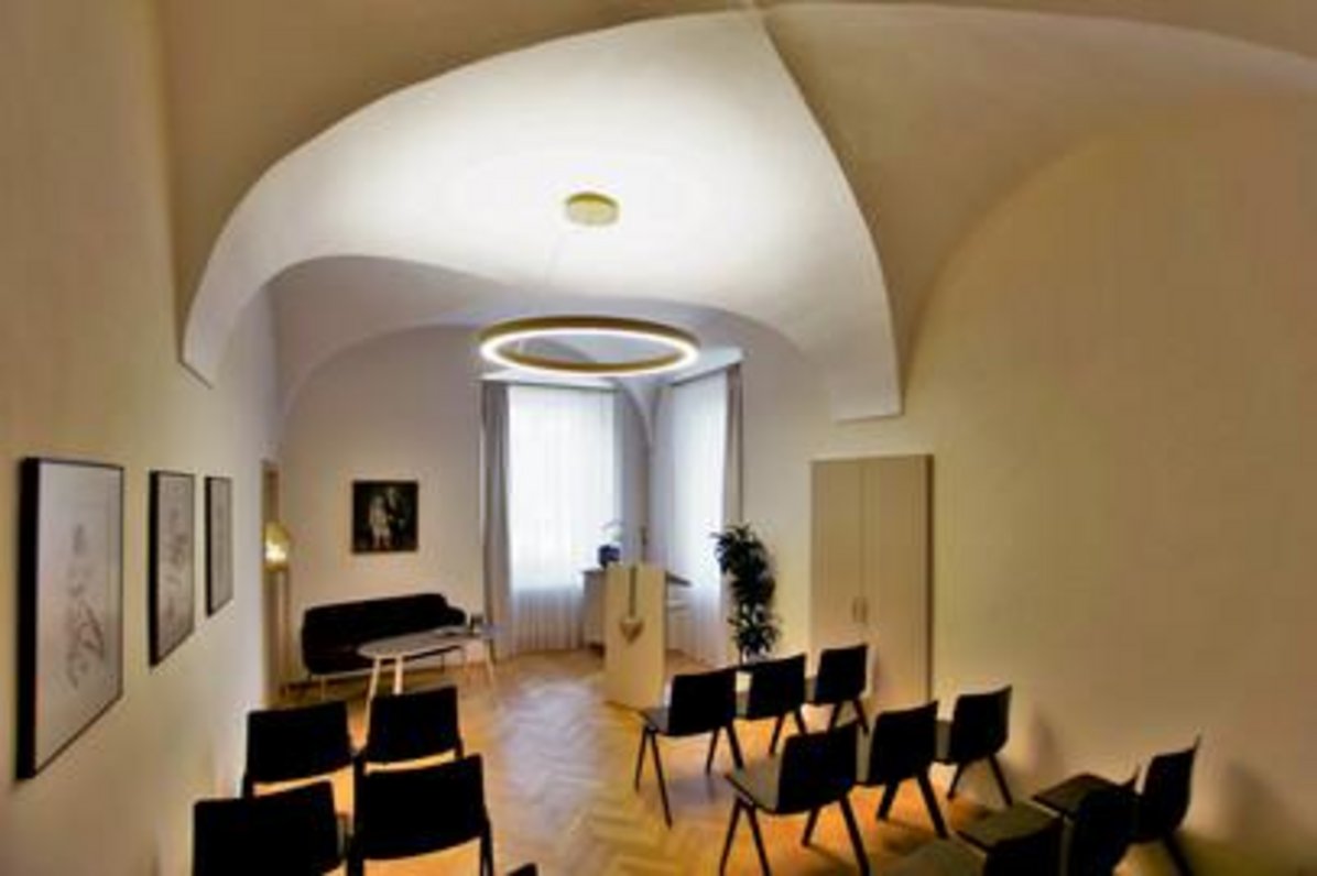 csm_Trauzimmer_Rathaus_01b_1ec5f09bc1.jpg Ansicht von hinten, modernes Mobiliar, gewölbte Decke