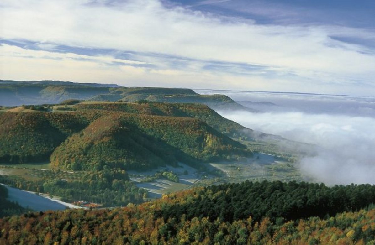 Foto: Schwäbische Alb Tourismus - Landschaftsansicht im Nebel Foto: Schwäbische Alb Tourismus - Landschaftsansicht im Nebel
