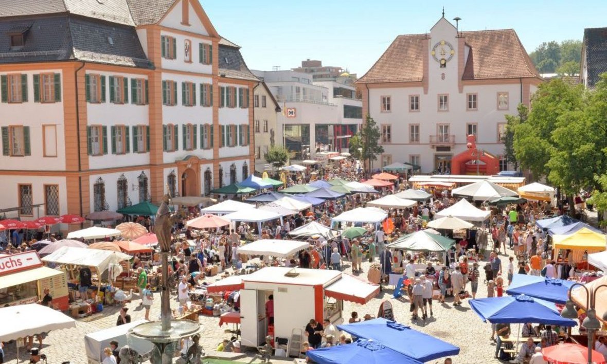 Der beliebte Trödelmarkt Der beliebte Trödelmarkt