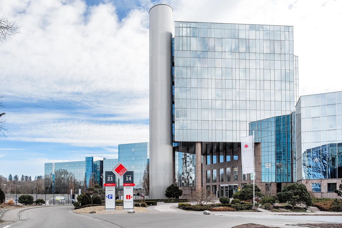 Aufnahme eines modernen Bürokomplexes mit verspiegelter Fassade und mehreren Gebäudeeinheiten