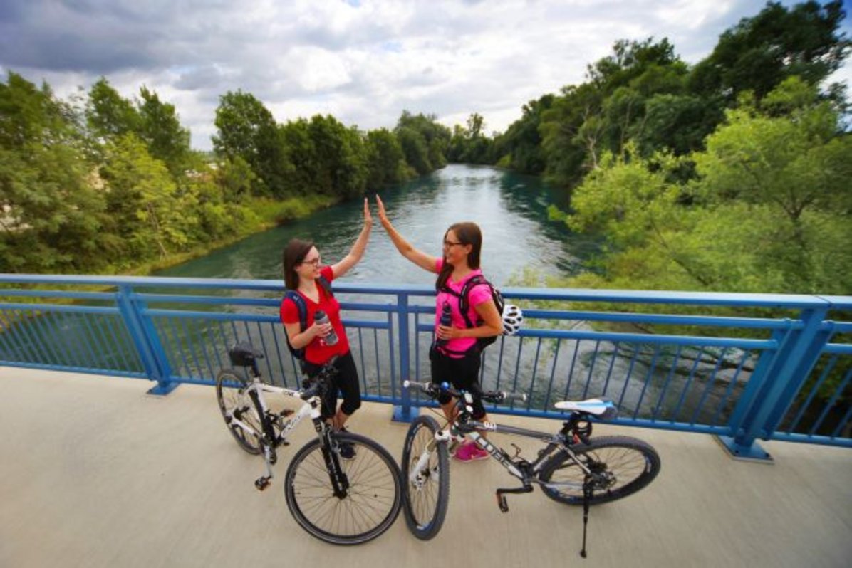Foto: Zwei Radlerinnen auf einer Brücke Foto: Zwei Radlerinnen auf einer Brücke