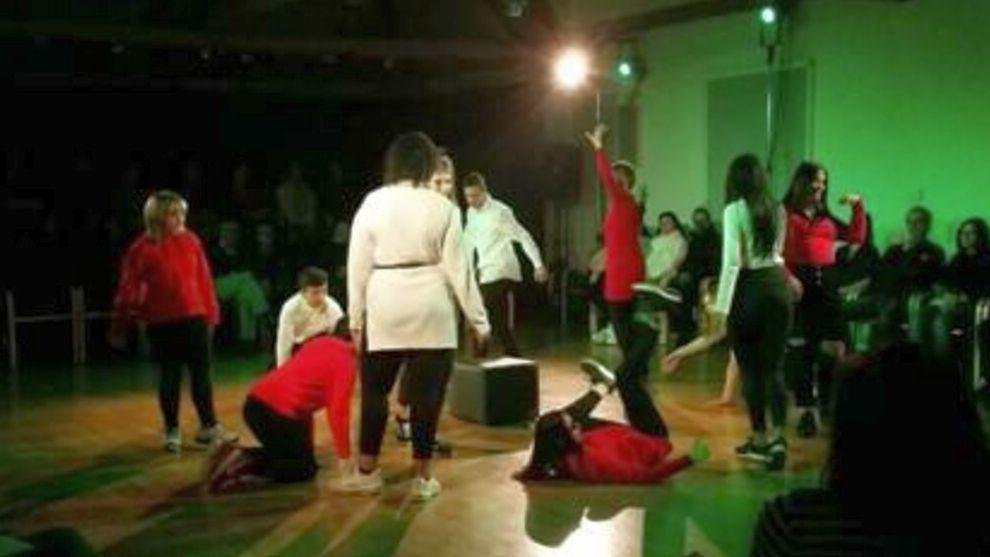 Tanz in der Fläche im Jugenhaus. Foto: B. Walser