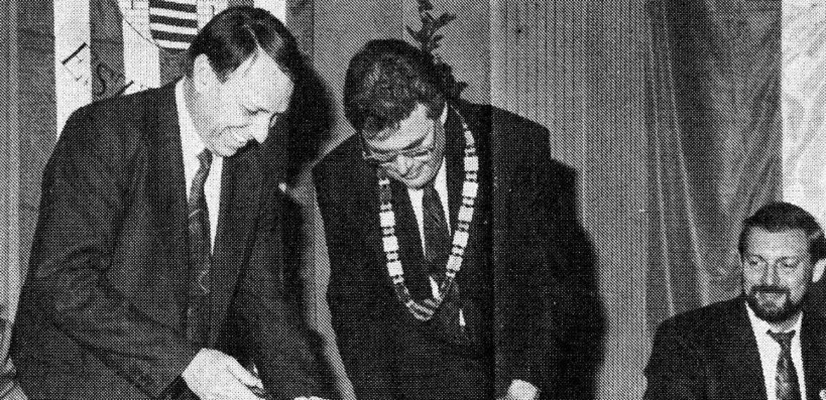 Urkunde zur Städtepartnerschaft wird unterzeichnet Die Oberbürgermeister von Ehingen und Esztergom, Johann Krieger und Dr. La´szlo´ Könözsy unterzeichnen die Urkunde zur Städtepartnerschaft
