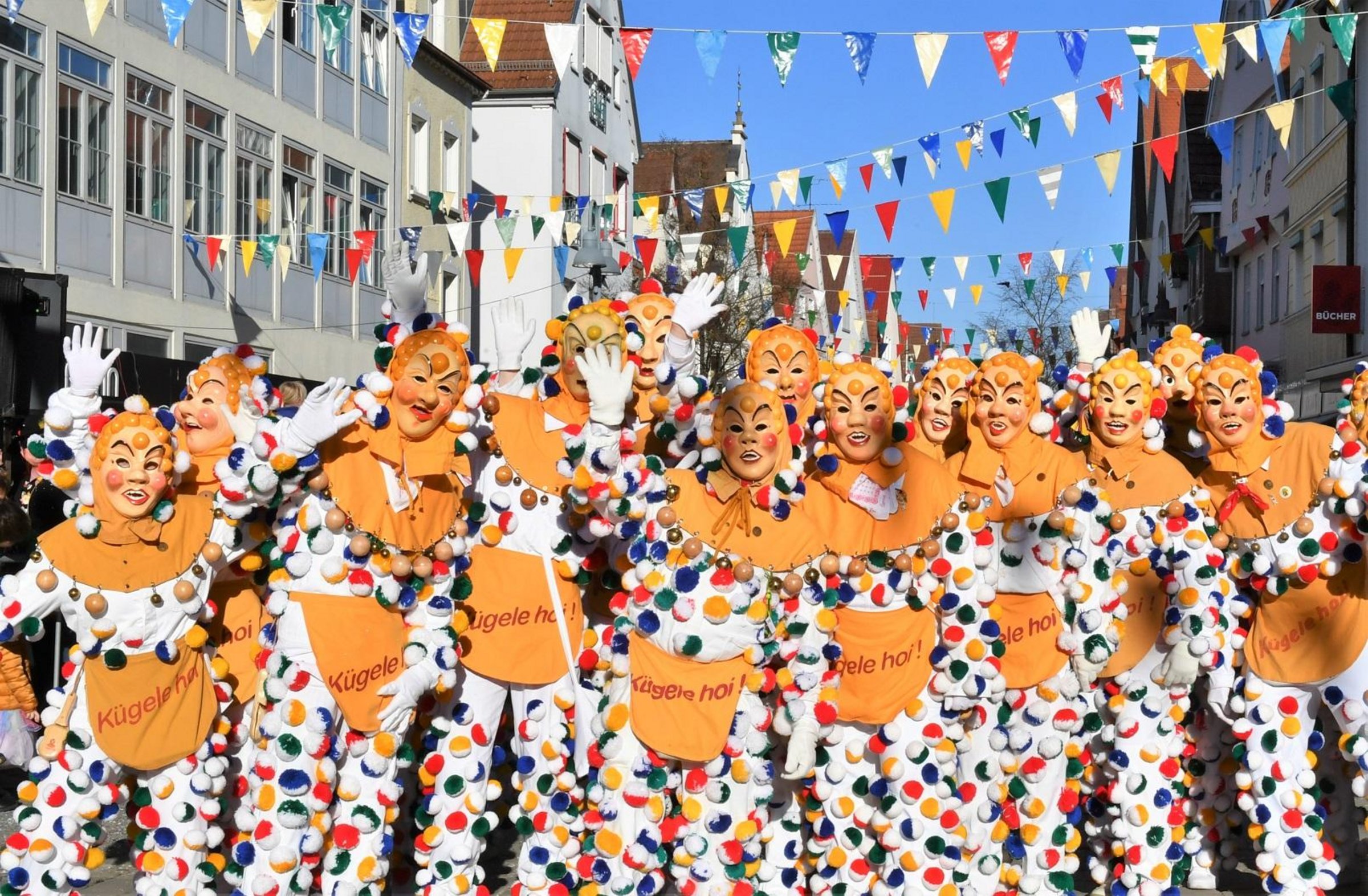 Gruppenfoto Narren Ehinger Kügele beim Narrensprung in der Stadtmitte