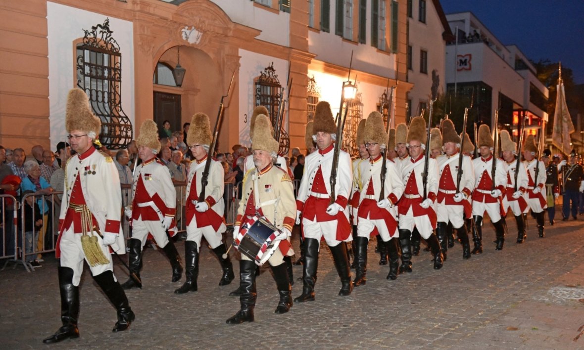 Historische Bürgerwache Ehingen beim Großen Zapfenstreich auf dem Marktplatz Historische Bürgerwache Ehingen beim Großen Zapfenstreich auf dem Marktplatz