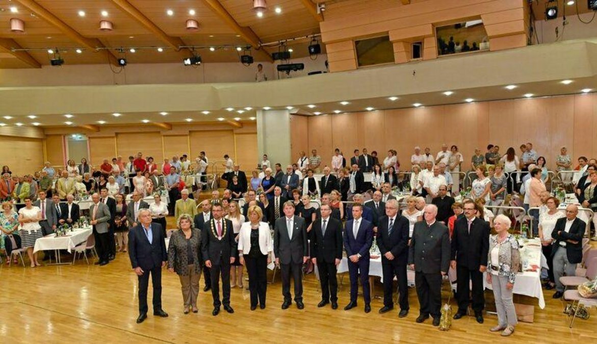Festakt in der Lindenhalle mit Live-Musik und schwäbischen Spezialitäten Festakt in der Lindenhalle mit Live-Musik und schwäbischen Spezialitäten