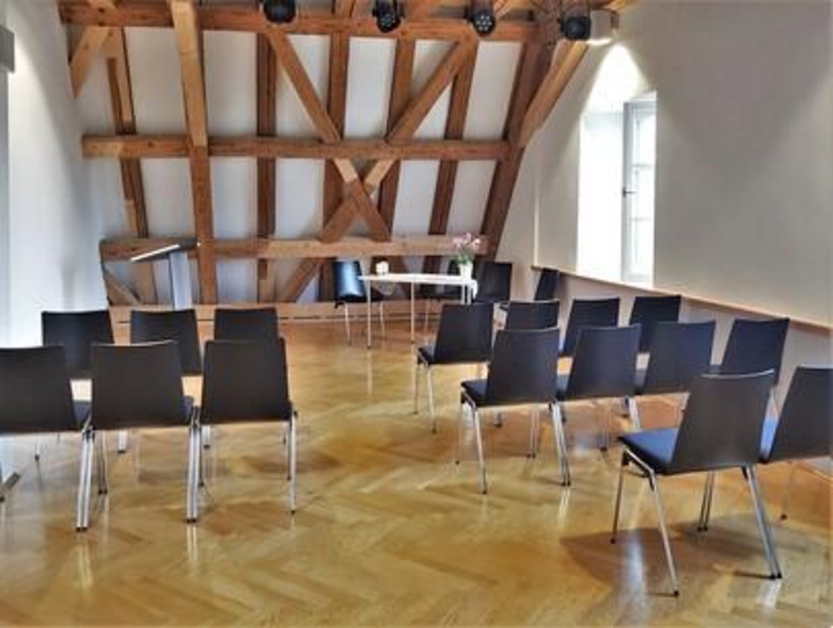 Trauzimmer Oberschaffnei Ansicht von hinten, mehrere Stühle mit Blickrichtung Dachschräge mit Sichtbalken